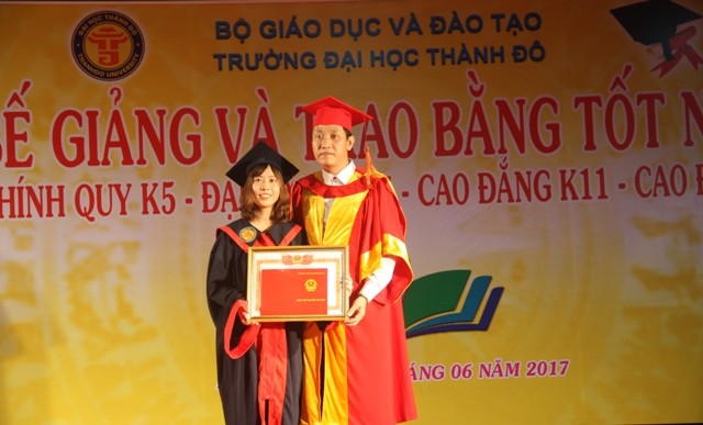 Hiệu trưởng Trường ĐH Thành Đô trao bằng khen và bằng tốt nghiệp cho sinh viên tốt nghiệp xuất sắc Phạm Thị Thoàn với điểm tích lũy đạt 3,75.
