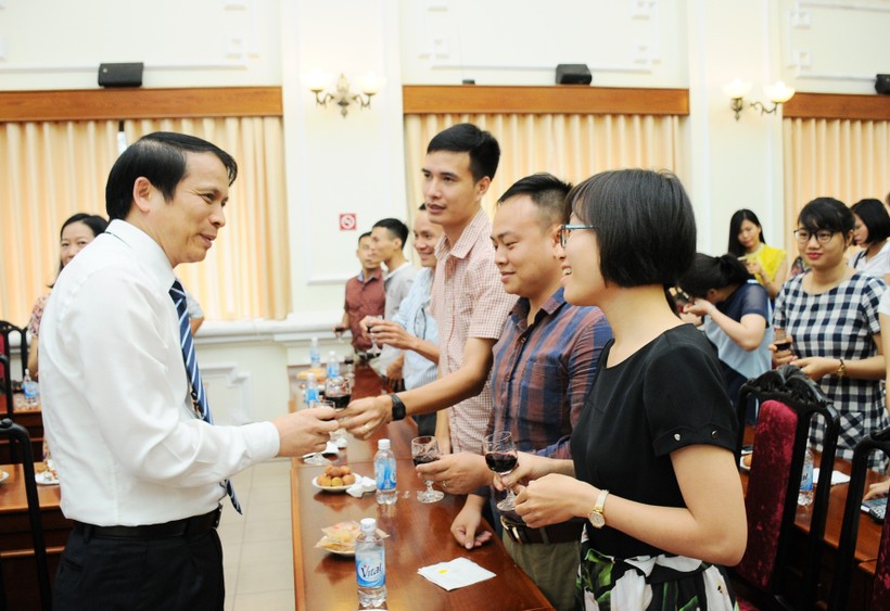 Thứ trưởng Bộ GD&ĐT Phạm Mạnh Hùng chúc mừng các phóng viên theo dõi giáo dục nhân ngày Báo chí cách mạng Việt Nam 21/6.