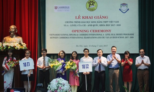 Các đại biểu, đại diện Trường THPT Chu Văn An và đại diện học sinh lứa song bằng tú tài THPT đầu tiên tại Hà Nội tại lễ khai giảng.