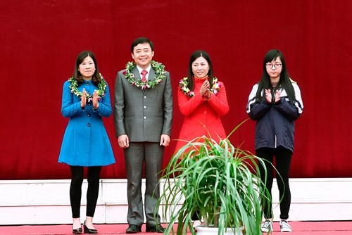 Cô Lê Thị Biên (ngoài cùng bên trái) trong lễ Lễ vinh danh giáo viên và học sinh có thành tích cao trong các kỳ thi chọn HSG năm 2015 tại Trường THPT chuyên Lê Quý Đôn