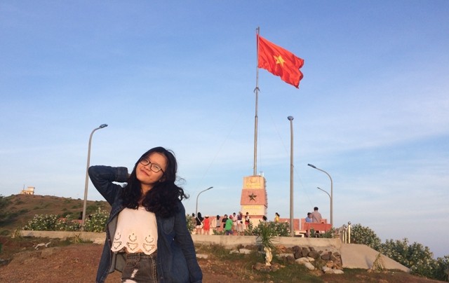 Diệu Linh tại Cột cờ huyện đảo Lý Sơn, Quảng Ngãi, trong thời gian thực hiện dự án 60DAYS của tổ chức ICE Vietnam năm 2017