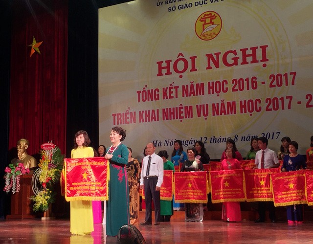 Thứ trưởng Bộ GD&ĐT Nguyễn Thị Nghĩa trao bằng khen cho các đơn vị, cá nhân có thành tích giáo dục xuất sắc trong năm học vừa qua. Ảnh: dantri.com.vn