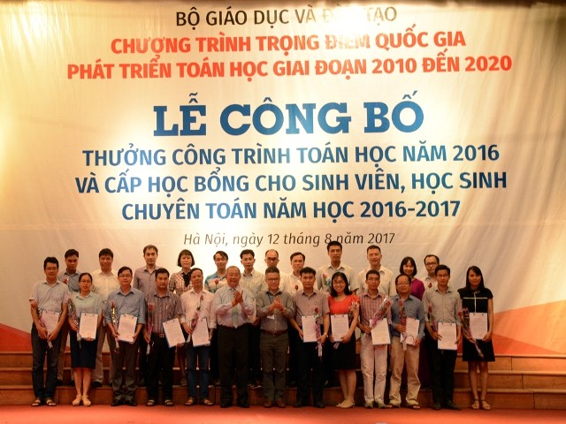 GS Trần Văn Nhung và GS Ngô Bảo Châu trao thưởng cho các giảng viên, giáo viên có công trình toán học tiêu biểu