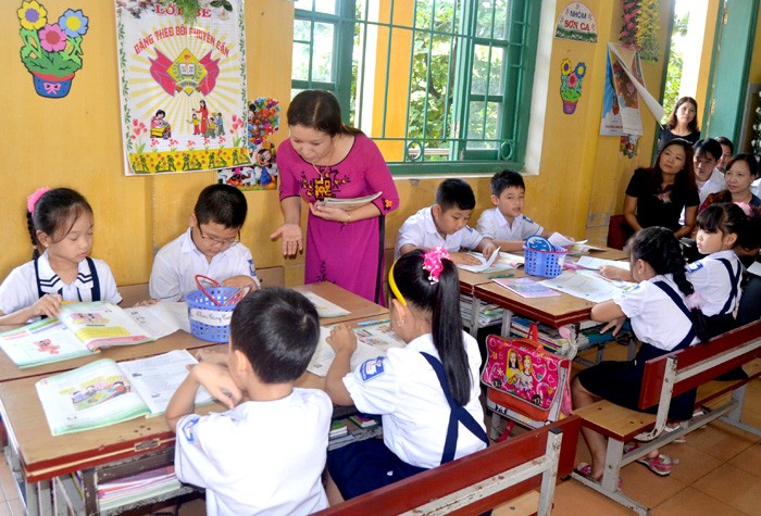 Học sinh Trường Tiểu học Bình Thuận (TP Tuyên Quang) thực hiện học nhóm theo mô hình trường học mới (VNEN). Ảnh: báo Tuyên Quang