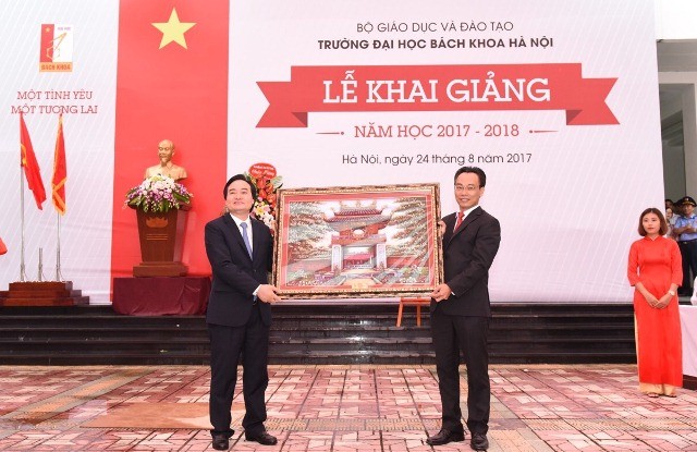 Bộ trưởng Bộ GD&ĐT Phùng Xuân Nhạ tặng Trường ĐH Bách khoa Hà Nội bức tranh Khuê văn các trong lễ khai giảng.