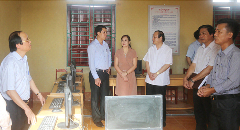 Phó Chủ tịch UBND tỉnh Phú Thọ Hà Kế San, lãnh đạo Sở GD&ĐT cùng các sở, ngành kiểm tra thực tế xây dựng trường chuẩn quốc gia tại huyện Tam Nông (Ảnh:phutho.vn)