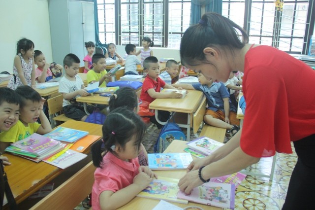 Cô Trịnh Thị Liên cùng học trò chuẩn bị sách vở trước năm học mới