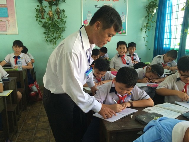 Thầy Tô Ngọc Sơn hướng dẫn học sinh trong giờ học