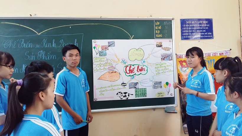 Học sinh Trường THPT 
 Nguyễn Du báo cáo kết quả nghiên cứu tiểu chủ đề chế biến sản phẩm chăn nuôi thủy sản.