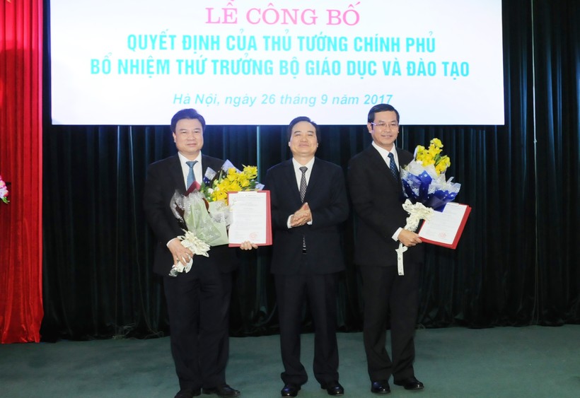 Bộ trưởng Phùng Xuân Nhạ trao quyết định cho hai tân Thứ trưởng
