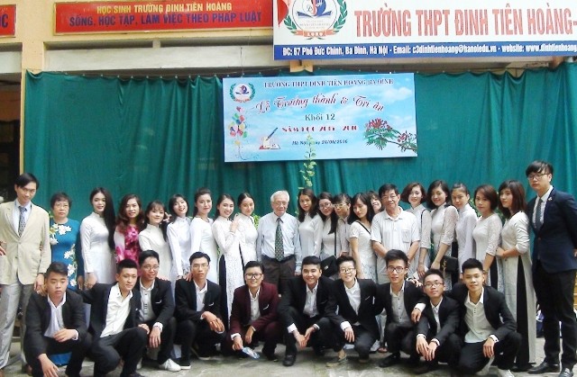 TS Nguyễn Tùng Lâm và thầy trò Trường THPT Đinh Tiên Hoàng. Ảnh:http://dinhtienhoang.org