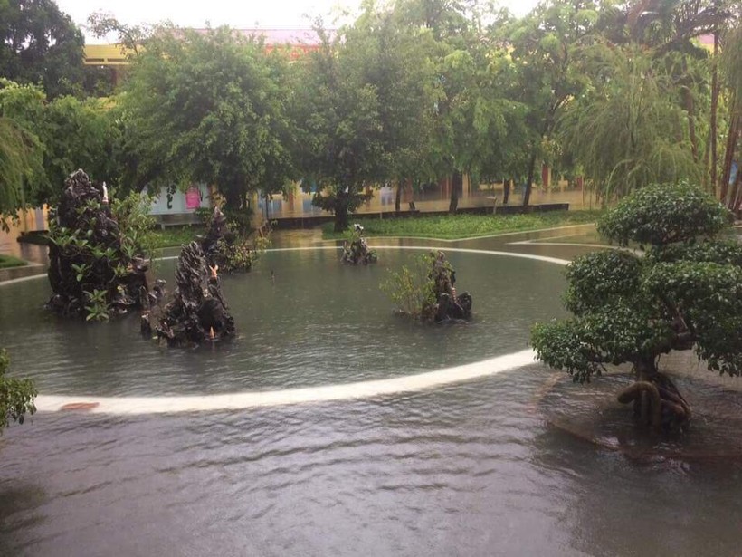 Trường THPT Công Nghiệp (TP Hòa Bình) bị ngập trong nước