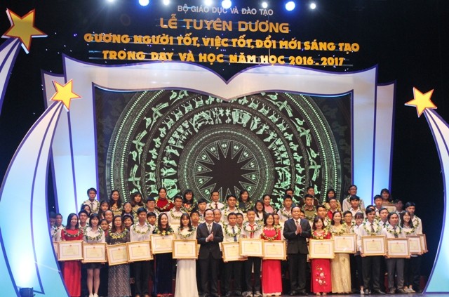 Bộ trưởng Bộ GD&ĐT Phùng Xuân Nhạ và Chủ tịch Ủy ban Trung ương Mặt trận Tổ quốc Việt Nam Trần Thanh Mẫn trao bằng khen cho các thầy cô giáo và học sinh tiêu biểu