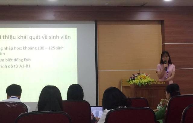 Giảng viên trường ĐH Hà Nội trình bày tham luận tại hội thảo