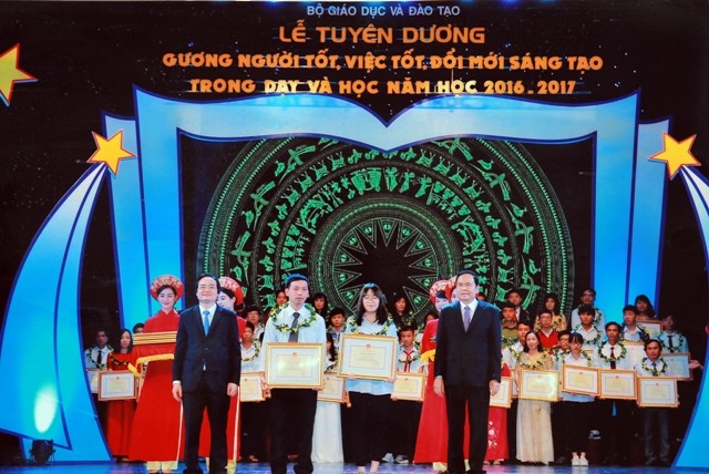 Thầy Hoàng Hải Dương (thứ 2 từ trái sang) nhận Bằng khen và hoa chúc mừng của Bộ trưởng Bộ GD&ĐT Phùng Xuân Nhạ và Chủ tịch UBTW MTTQ Việt Nam Trần Thanh Mẫn 