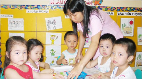 Cho phép trường mầm non NCL thí điểm cho trẻ làm quen với ngoại ngữ