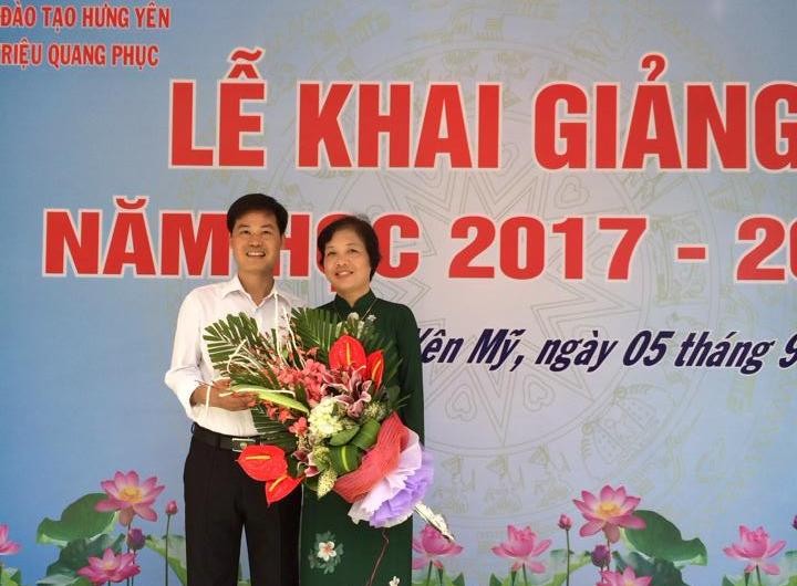 Cô Lê Thị Nguyệt cùng học trò, cũng là đồng nghiệp trong lễ khai giảng năm học 2017 - 2018