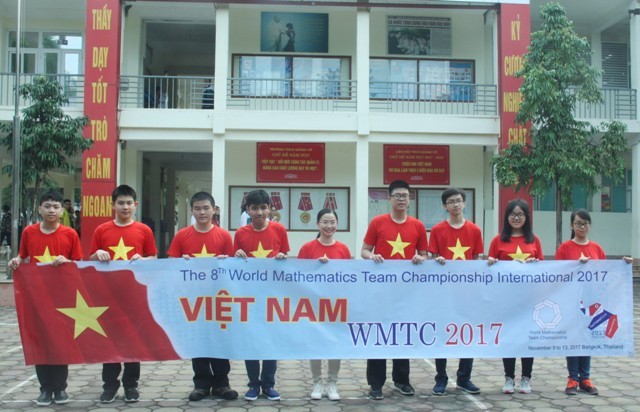 Đoàn học sinh, giáo viên Trường THCS Giảng Võ trước giờ lên đường tham dự WMTC lần thứ 8 tại Thái Lan. 