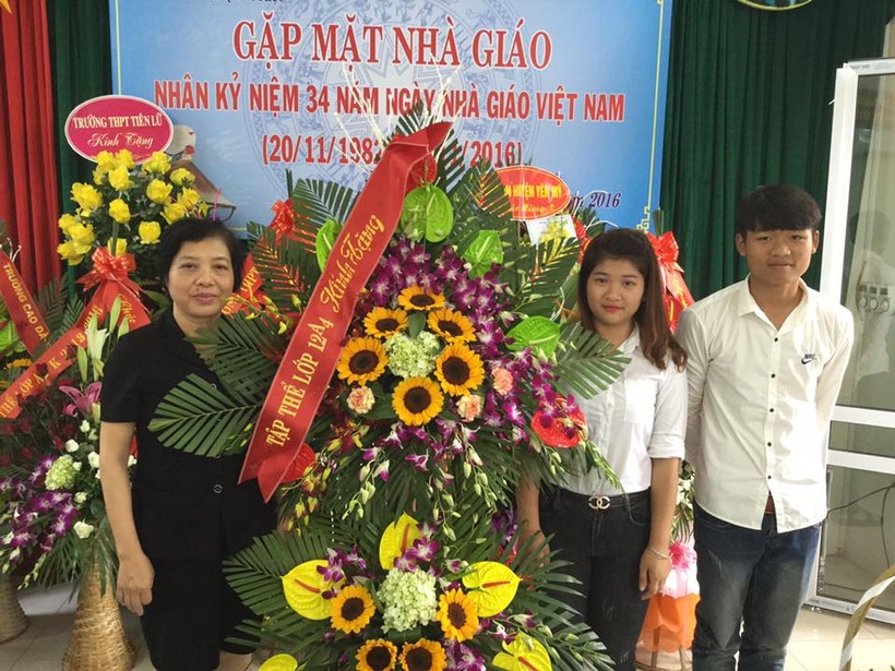 Cô Lê Thị Nguyệt và học sinh trong ngày 20/11