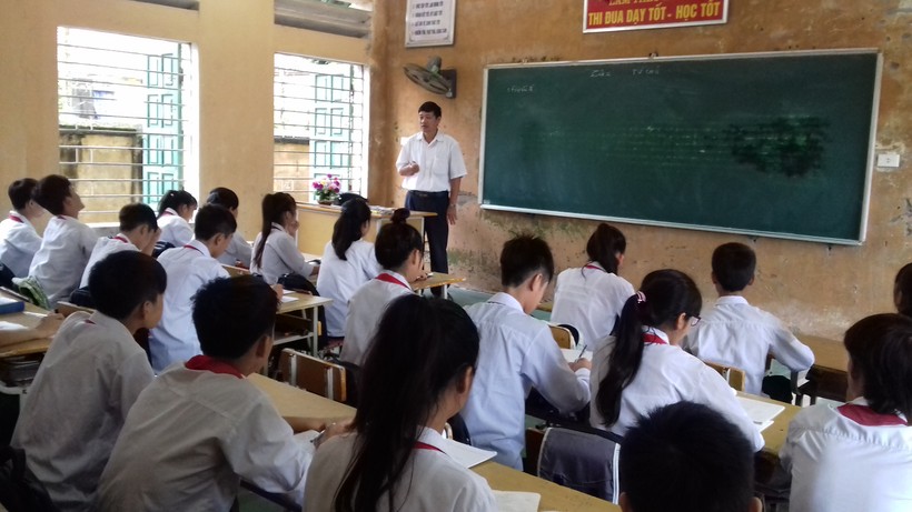 Thầy Nguyễn Văn Nghiệp trong một giờ lên lớp tại Trường THCS Phú Châu