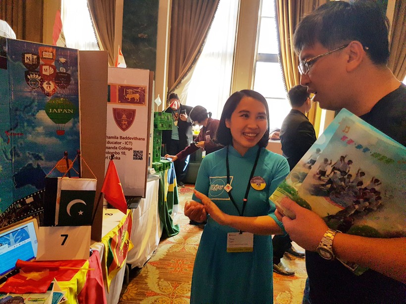Cô Trần Thị Thúy trao đổi với các chuyên gia quốc tế về dự án "Nâng cao năng lực trong việc dạy và học ngoại ngữ với chủ đề về thuốc trừ sâu” 