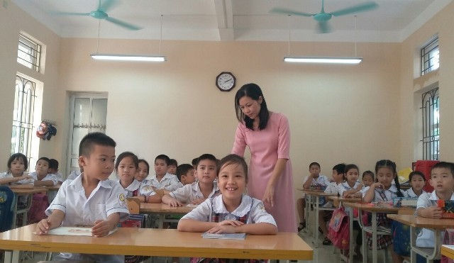 Cô Vương Thị Thùy trong giờ dạy Mỹ thuật