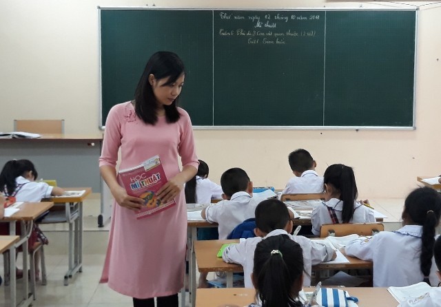 Cô Vương Thị Thùy trong một giờ dạy Mỹ thuật
