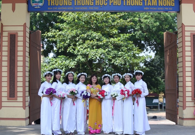 Cô giáo Tô Thị Thắm (Trường THPT Tam Nông, Phú Thọ) hạnh phúc cùng học trò trong ngày Nhà giáo