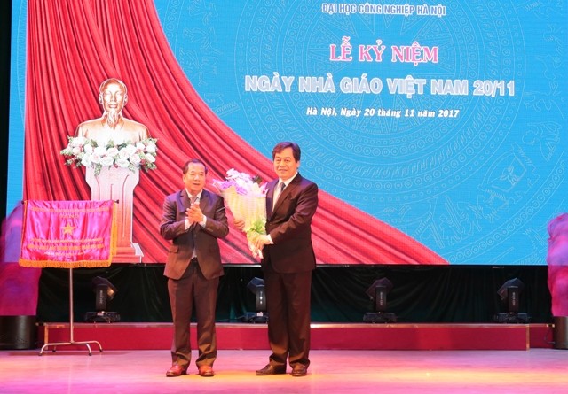 PGS.TS. Trần Đức Quý (bên phải ảnh) nhận hoa chúc mừng từ đại diện Bộ Công thương.