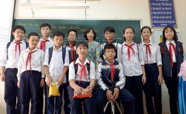 Cô giáo Phan Thị Hoàn và học sinh