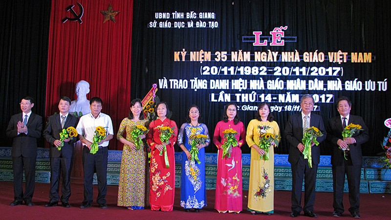 9 nhà giáo được Phó Chủ tịch UBND tỉnh Bắc Giang Lê Ánh Dương tặng hoa, chúc mừng tại Lễ kỷ niệm 35 năm ngày Nhà giáo Việt Nam. Ảnh: Sở GD&ĐT Bắc Giang