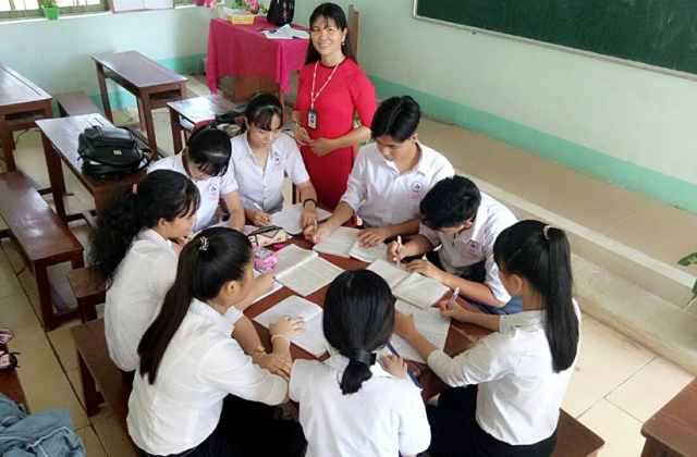 Cô Nguyễn Thị Bé - GV Trường THPT Phú Điền - cùng học sinh giải bài tập đọc hiểu trên lớp.
