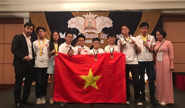 Đoàn 8 học sinh THCS Giảng Võ cùng thầy Trịnh Hoài Dương, cô Trương Thuỷ Dương ngay sau khi nhận giải tại Malaysia.