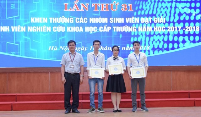 GS.TS Trần Thanh Hải - Phó Hiệu trưởng Trường Đại học Mỏ - Địa chất trao giải nhất, nhì, ba cấp Trường cho các đề tài NCKH sinh viên