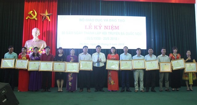 Thứ trưởng Bộ GD&ĐT Nguyễn Hữu Độ trao bằng khen cho các cá nhân có thành tích xuất sắc trong công tác xóa mù chữ