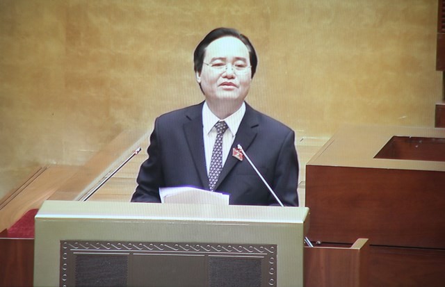 Bộ trưởng Bộ GD-ĐT Phùng Xuân Nhạ đọc tờ trình của Chính phủ về dự án luật sửa đổi, bổ sung một số điều của luật Giáo dục. 