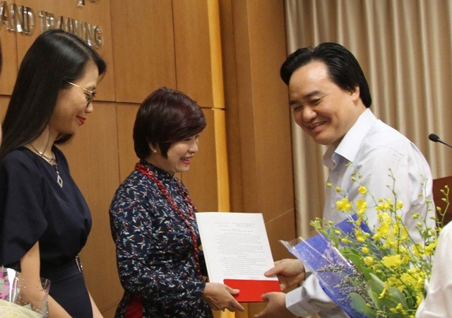Bộ trưởng GD&ĐT Phùng Xuân Nhạ  trao Quyết định bổ nhiệm bà Dương Thanh Hương  giữ chức vụ Phó Tổng Biên tập Báo Giáo dục và Thời đại 