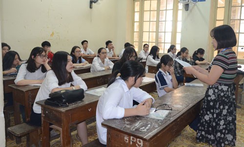 Các thí sinh học quy chế thi tại điểm thi Trường THPT Trần Phú - Hoàn Kiếm. Ảnh: Hà Nội mới