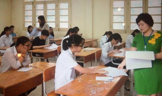 Thí sinh Hà Nội chuẩn bị thi môn Ngữ văn tại điểm thi Trường THPT Việt Đức
