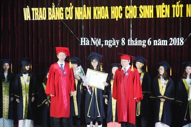 GS.TS Nguyễn Văn Minh (trái) trao bằng tốt nghiệp và bằng khen cho các thủ khoa đầu ra