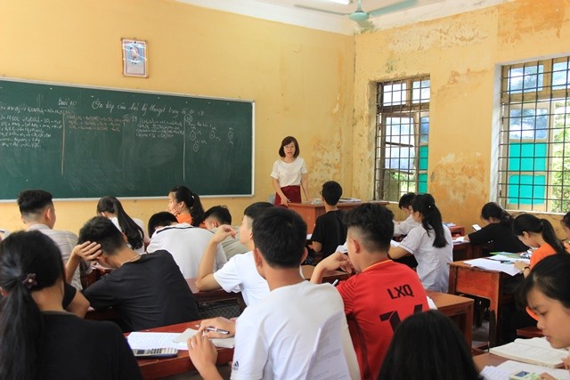 Học sinh Trường THPT Quảng Xương 1 ôn tập thi THPT quốc gia 2018