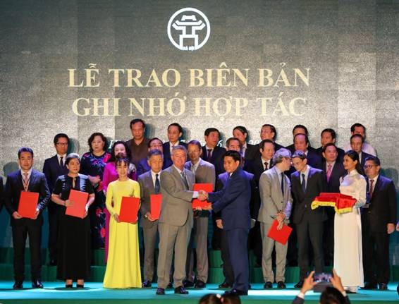 BUV nhận Cờ Thi đua và bằng khen do UBND thành phố Hà Nội trao tặng. GS.TS Ray Gordon (hàng đầu, ngoài cùng bên trái) lên nhận giải