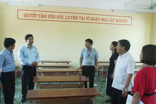 Thứ trưởng Bộ GD&ĐT Nguyễn Hữu Độ cùng đoàn công tác kiểm tra công tác chuẩn bị thi THPT quốc gia tại Trường THPT Gia Lộc (Hải Dương)