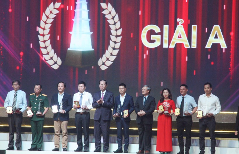 Chủ tịch nước Trần Đại Quang và Thường trực Ban Bí thư Trần Quốc Vượng trực tiếp trao thưởng tặng các tác giả đoạt giải A. 