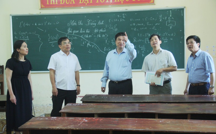 Thứ trưởng Bộ GD&ĐT Nguyễn Hữu Độ cùng đoàn công tác kiểm tra công tác chuẩn bị thi tại Trường THPT Gia lộc (Hải Dương)