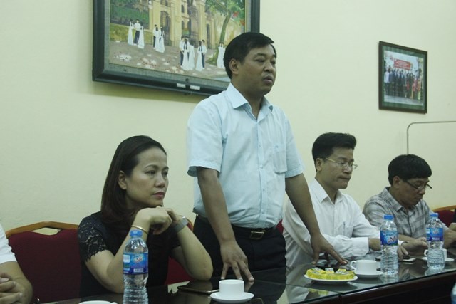 Ông Đinh Hồng Phong – Phó Chủ tịch Thường trực UBND quận Hoàn Kiếm trao đổi khi kiểm tra thi THPT quốc gia