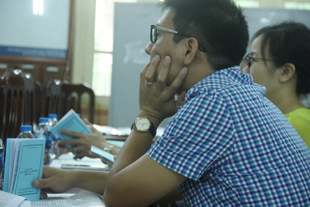 Cán bộ coi thi họp quy chế thi sáng 24/6 tại điểm thi Trường THPT Việt Đức (Hà Nội)