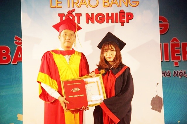 TS Ngô Xuân Hà - Hiệu trưởng Trường ĐH Thành Đô trao bằng tốt nghiệp cho sinh viên tốt nghiệp loại xuất sắc