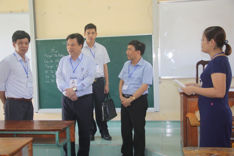 Thứ trưởng Bộ GD&ĐT Nguyễn Hữu Độ kiểm tra công tác chấm thi tại Hưng Yên.