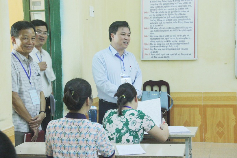 Thứ trưởng Bộ GD&ĐT Nguyễn Hữu Độ kiểm tra công tác chấm thi tại Nam Định.